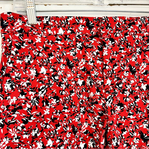 Banana Republic Floral Print Shorts Red Black White Cotton Blend Womens Size 4 - Picture 3 of 10